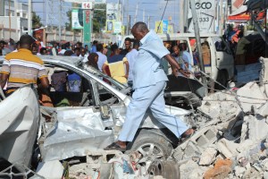 Al menos 100 muertos y más de 300 heridos en doble atentado con carros bomba en Somalia (FOTOS)