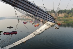 Cifra de fallecidos asciende a 137 tras el derrumbe de un puente colgante en India
