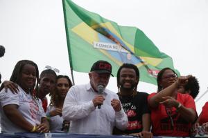 Lula retoma su bandera contra el hambre en la visita a una favela de Río de Janeiro