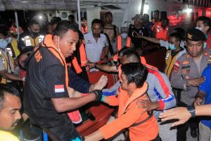 Naufragio de barco en Indonesia deja al menos 14 muertos