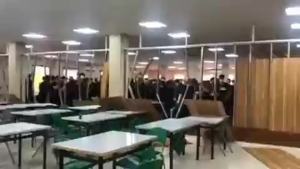 Estudiantes derriban la pared que dividía a hombres y mujeres en una universidad de Irán (VIDEO)