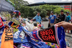 Cifra de fallecidos por la tragedia en un estadio de fútbol en Indonesia asciende a 131