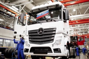 Mercedes-Benz venderá sus acciones en Rusia, incluida su planta en Moscú