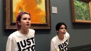 Activistas comparecen ante un juez por tirar sopa de tomate a un cuadro de Van Gogh