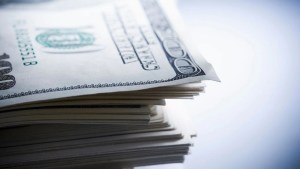 Cómo detectar billetes de 100 dólares falsos: las cinco claves fundamentales