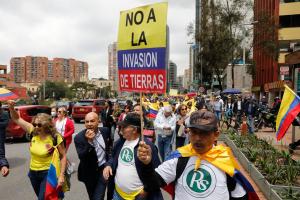 Miles de personas protestan en Colombia contra medidas del Gobierno de Petro