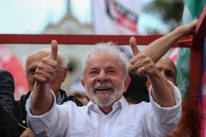 Lula dejó de lado el rojo en sus propagandas y lo cambió por el blanco en nombre del “amor y la paz”