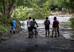 Ascendieron a 14 las muertes que dejó Julia Centroamérica, mientras siguen las evacuaciones