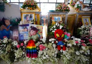 Ofrendas y rezos por los niños asesinados en una guardería en Tailandia