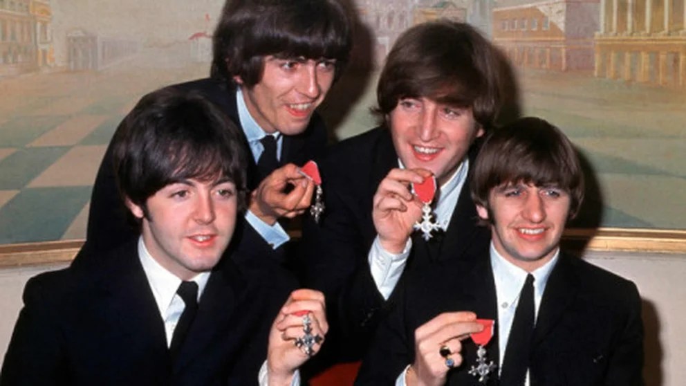 El día en que Los Beatles fueron distinguidos por la reina Isabel II: cigarrillos de marihuana y la protesta de Lennon