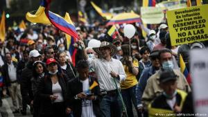 Petro enfrenta masivas protestas en Colombia contra su proyecto de reforma fiscal