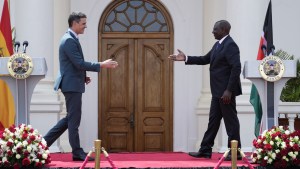 A Pedro Sánchez se le “chispoteó” el discurso y confundió Kenia con Senegal dos veces… en frente de su presidente (VIDEO)
