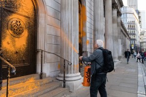 Activistas arrojan pintura naranja a cuatro emblemáticos edificios de Londres (Imágenes)