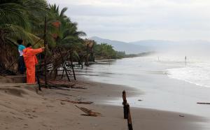 Tres muertos tras el paso del huracán Roslyn en el occidente de México