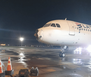 Pánico en avión que atravesó tormenta mientras iba desde Santiago de Chile hasta Asunción (VIDEO)