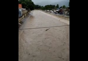 Reportaron alarmante crecida del río El Limón tras fuertes lluvias este #24Oct (Videos)