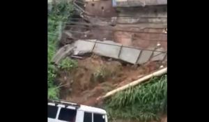En VIDEO: Fuertes lluvias provocaron derrumbe de escaleras en La Vega este #6Oct