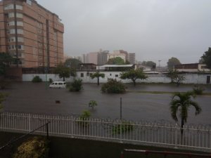 Impactantes IMÁGENES: Avenida Casanova Godoy en Maracay totalmente inundada por las lluvias este #6Oct
