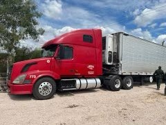 Autoridades dieron con un misterioso camión que transportaba 84 inmigrantes ilegales en el sur de Texas