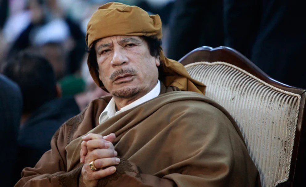 El horroroso final de Gadafi: persecución, empalamiento y un disparo en la frente