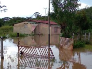 Más de 500 familias afectadas por crecida de ríos en Anzoátegui (Imágenes)