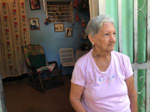 El calvario de la abuelita Carmen en Guárico: las lluvias le volaron el techo y está a nada de perder su casa (VIDEO)