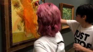 Militantes ecologistas arrojaron sopa sobre “Los girasoles” de Van Gogh en museo de Londres