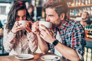 ¿Por qué muchos tomamos café después de comer?