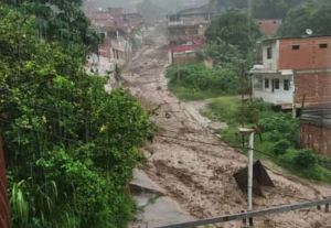En VIDEO: Se desbordó quebrada El Limón en la carretera vieja Caracas-La Guaira este #28Oct