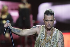 Robbie Williams paró un concierto cuando una fan se quedó en topless (VIDEO)