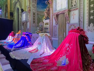 Revelaron los cinco mantos que usará la Virgen de Chiquinquirá en sus fiestas patronales (Fotos)