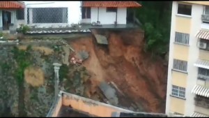 EN VIDEO: colapsó el muro de contención de una vivienda en Colinas de Bello Monte #6Oct
