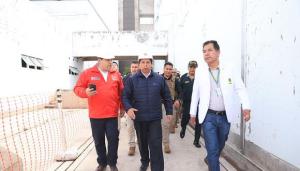 Peruanos hicieron que el presidente Castillo huyera de un restaurante luego de recibir fuertes abucheos (VIDEO)