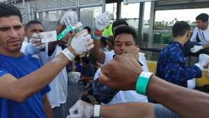 EN FOTOS: Migrantes venezolanos muestran brazaletes a las autoridades para pasar a EEUU