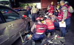 Fotos sensibles: motorizado fue atropellado DOS VECES en la autopista Francisco Fajardo y sobrevivió