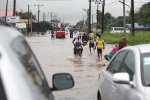 Suben a más de 600 los muertos por las inundaciones en Nigeria