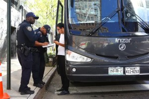 Greg Abbott critica a Eric Adams por multar los autobuses que transporta migrantes a Nueva York