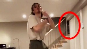 El VIDEO VIRAL en el que una extraña figura aparece detrás de un tiktoker que aseguró estar solo en casa