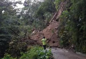 Carretera hacia Choroní de nuevo restringida por otro derrumbe este #24Oct (Fotos)