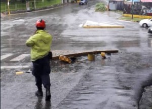 Fue removido semáforo caído que obstaculizó tránsito en Macaracuay  #6Oct (Foto)