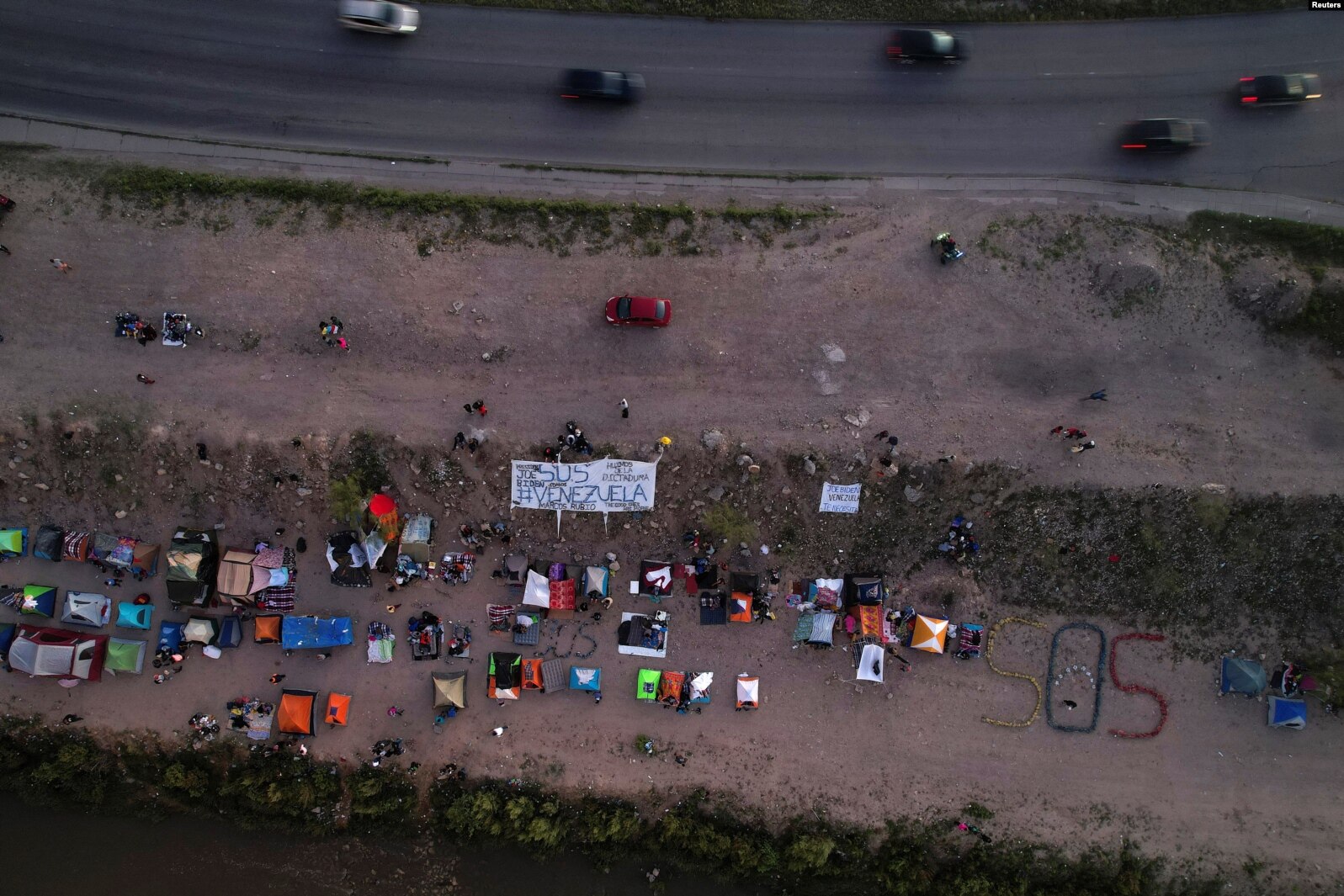 EN FOTOS: Venezolanos varados en México acampan a orillas del Río Bravo y piden que los dejen entrar