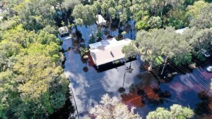 Cientos de casas en Florida siguen bajo el agua y no se espera que cambie hasta el Día de Acción de Gracias