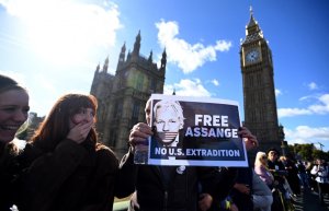 EN FOTOS: cadena humana rodea el Parlamento británico exigiendo la liberación de Assange