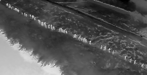 ¡Nada los detiene! VIDEO infrarrojo revela el continuo paso irregular de migrantes por la frontera de EEUU