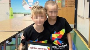 No importa la edad para ser un héroe: Niño salvó a su compañero de morir ahogado por un nugget en EEUU