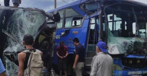 Colisión entre autobuses cobró la vida de dos holandeses en Ecuador