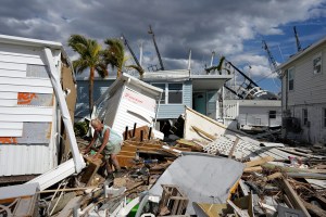 Los residentes de Florida enfrentan un futuro incierto después del desastre de Ian