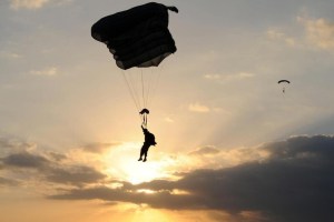 VIDEO: Abuelo saltó en paracaídas hacia su muerte durante ceremonia de fútbol americano en secundaria de EEUU