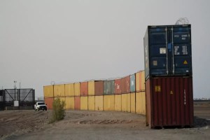 Arizona coloca más contenedores a lo largo de la frontera con México