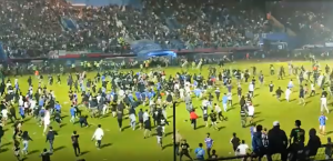 Imágenes sensibles: reportan decenas de muertos en Indonesia tras batalla campal en un estadio